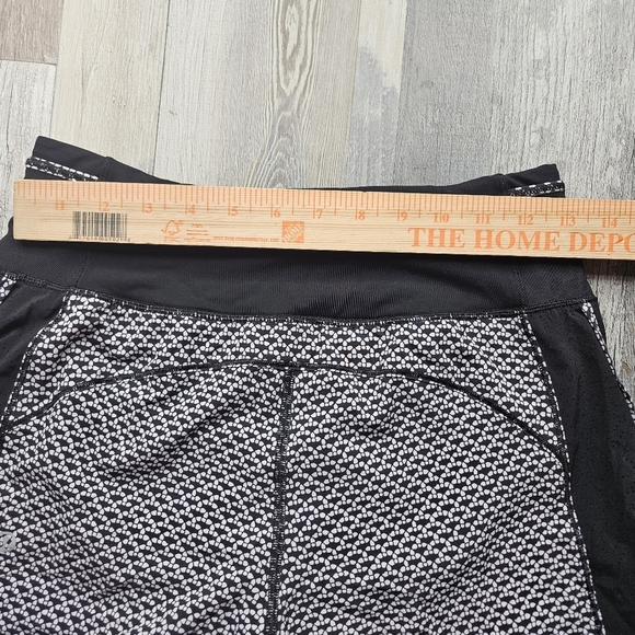 Lululemon Real Quick Short Size 4 Black and White Lined - Picture 7 of 10